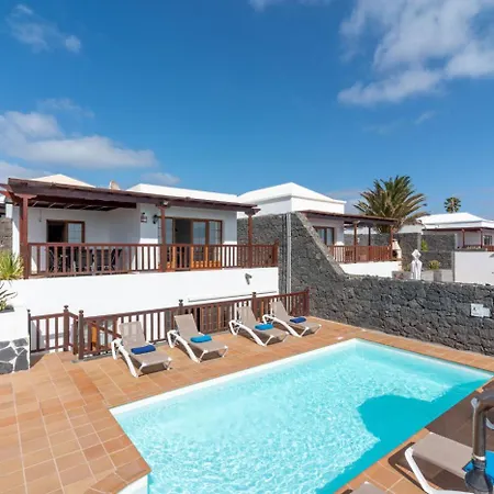 Veintidos, Villa