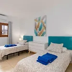 Veintidos, * Playa Blanca (Lanzarote)