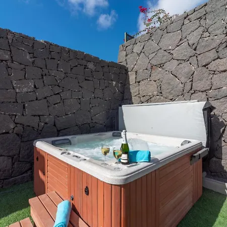 Veintidos, * Playa Blanca (Lanzarote)